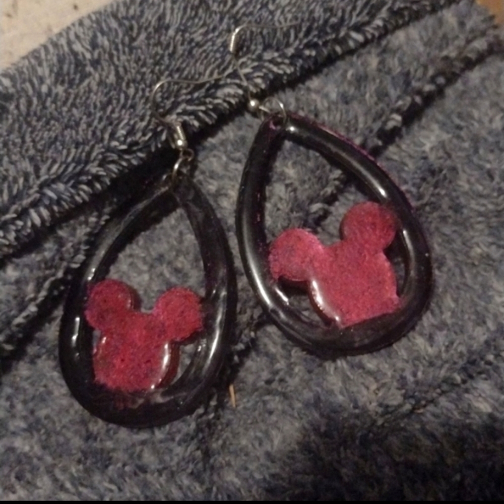 Disney earrings, handmade, all sizes, colorblack and pinkish red.